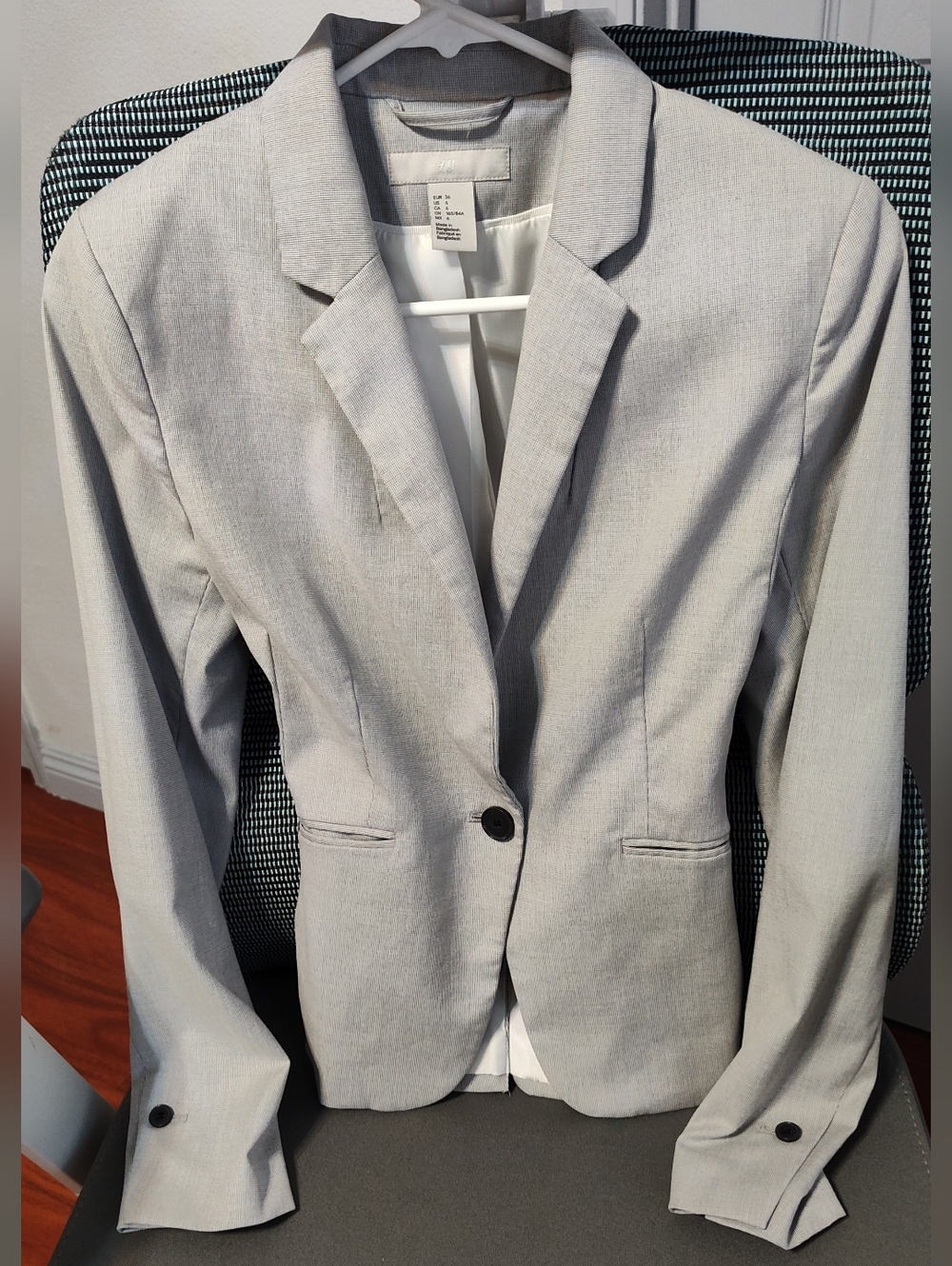 H&M Light Gray Women’s Tailored Blazer - Classic Single-Button Pockets Size 6
